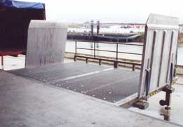 Table de quai à poste fixe